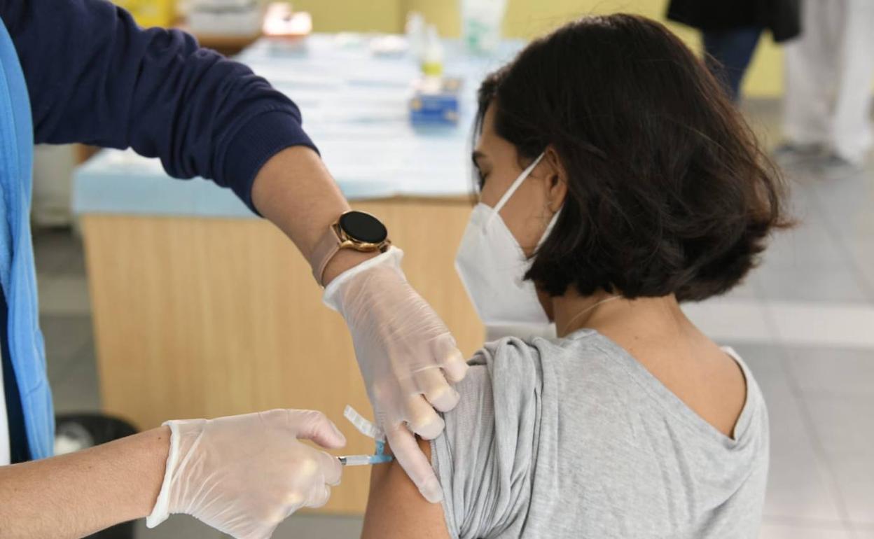 Una de las primera imágenes de la vacunación al personal sanitario. 