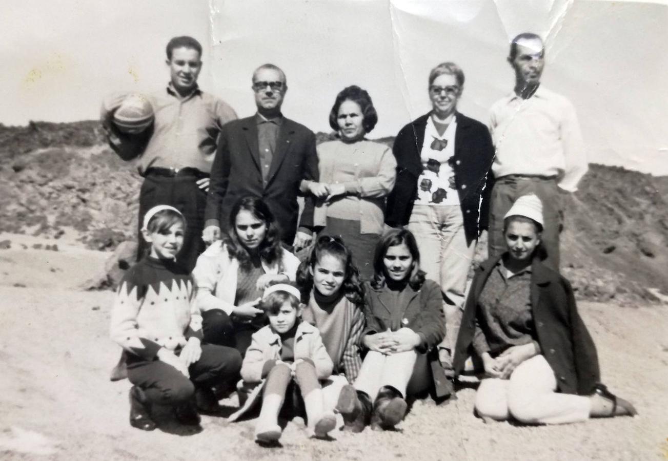 Retrato grupal en la nieve años 60-70