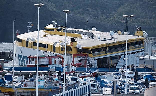 Imagen de barco este miércoles, ya atracado en el Puerto de Las Nieves. 