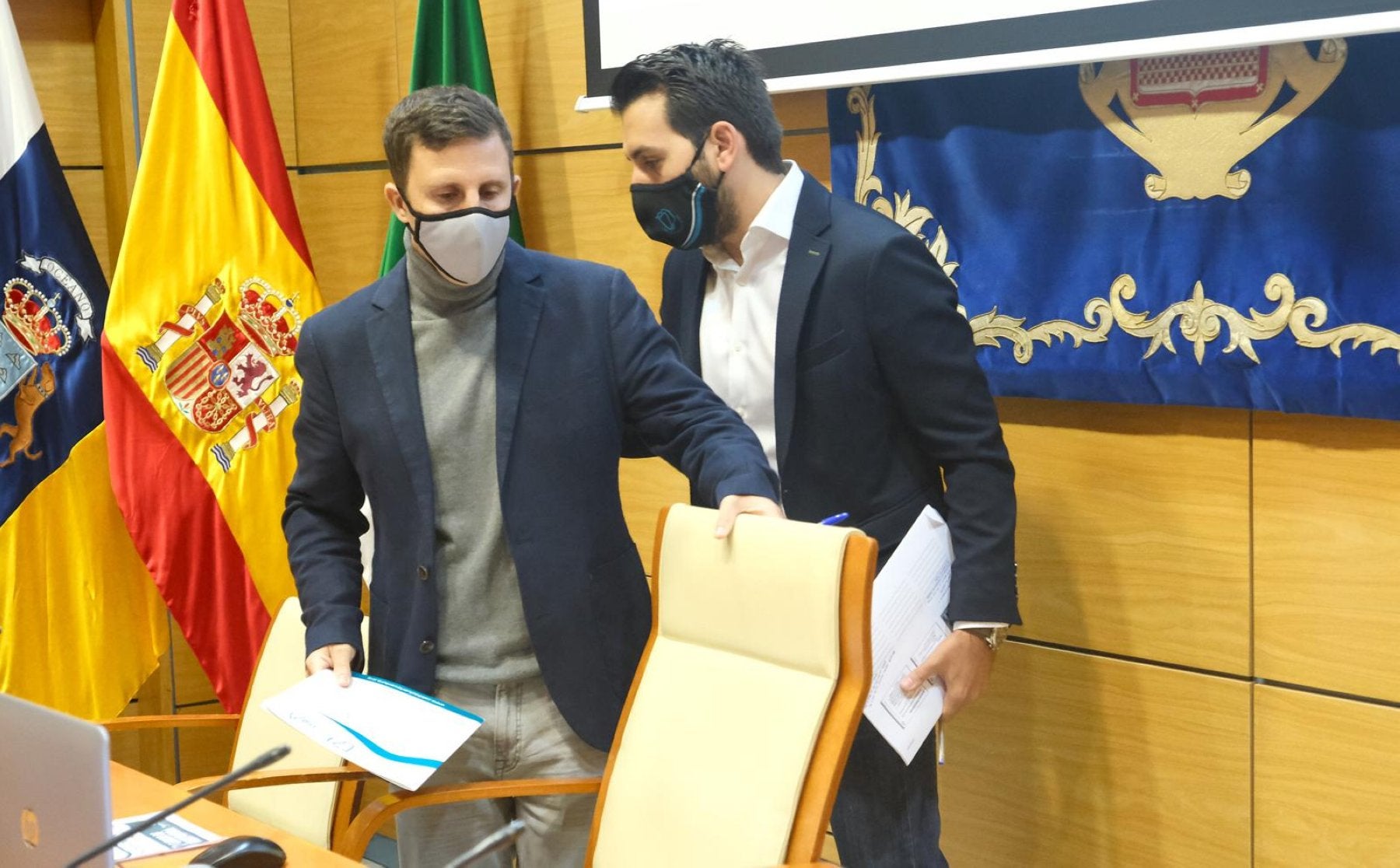 Alejandro Jorge, consejero de NC, y Manuel Hernández, consejero de Economía, ayer en rueda de prensa. 