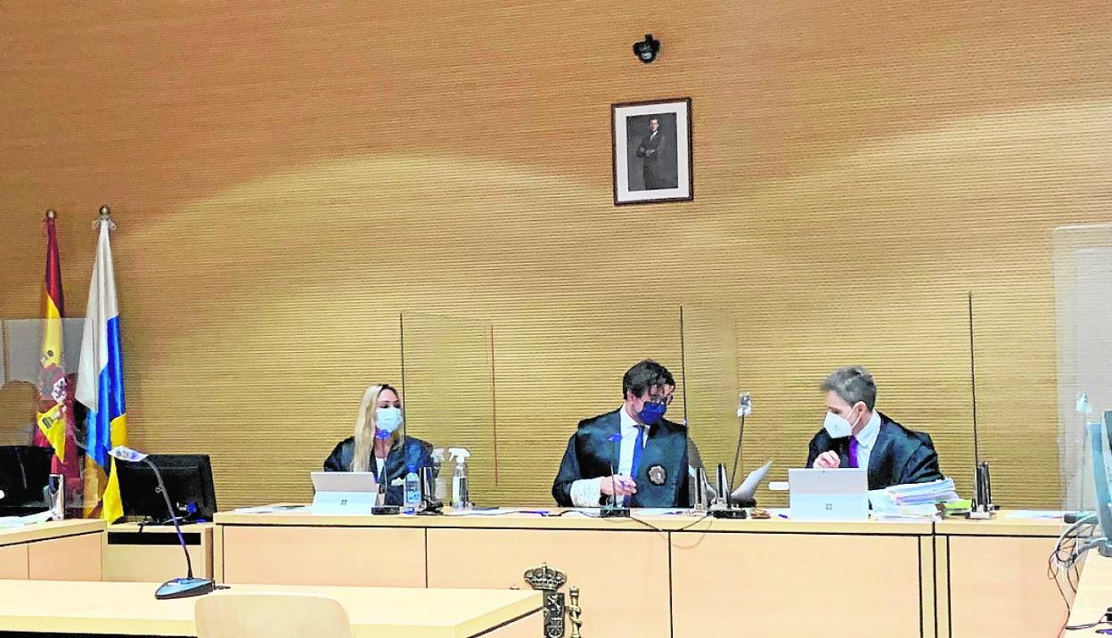 Imagen de los magistrados de la Sección Primera Mónica Herreras, Pedro Herrera y Secundino Delgado. 