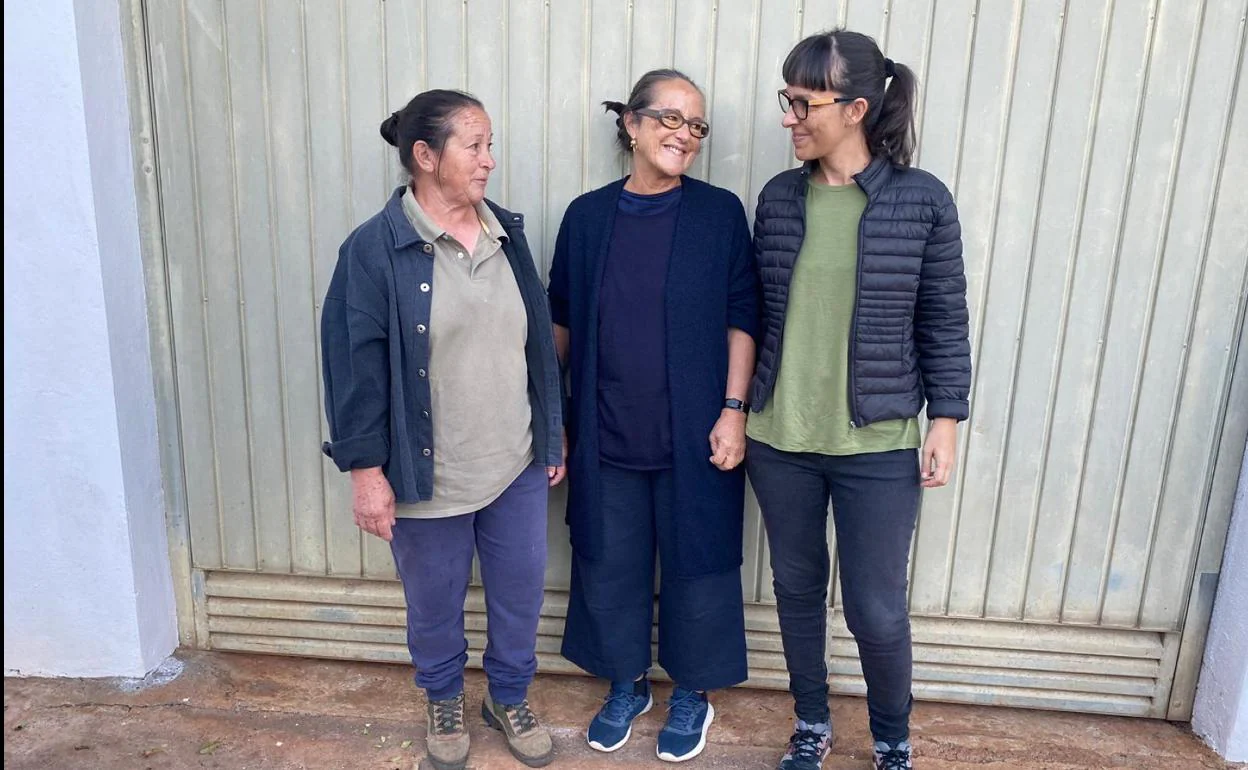 La directora Macu Machín, junto a su madre y su tía, en La Palma, la primera jornada de rodaje de 'La hojarasca'. 