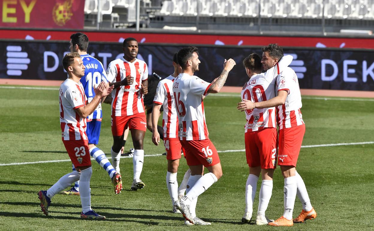 El Almería celebra uno de sus cinco goles al Alavés. 