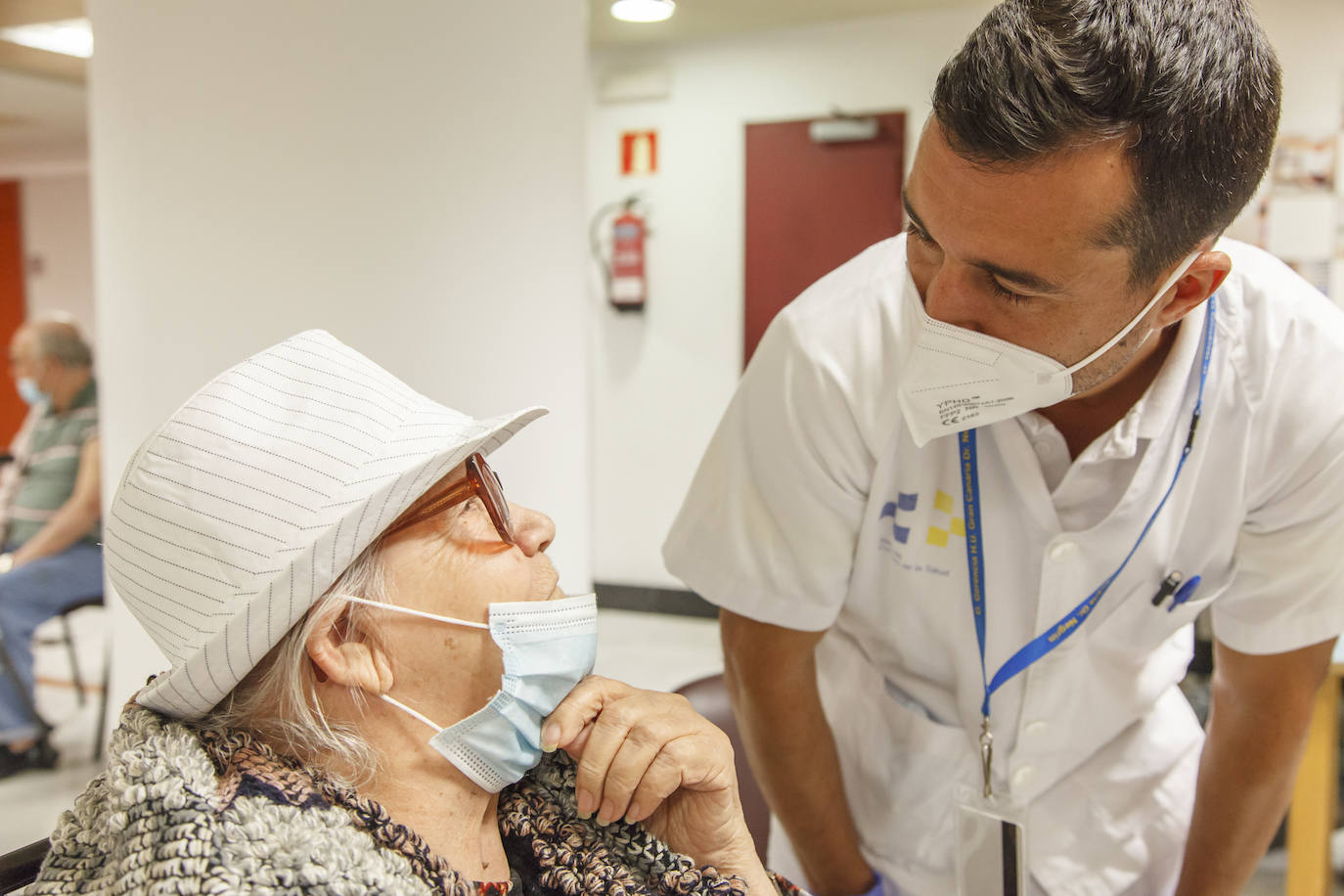 Fotos: El centro sociosanitario El Pino acoge la administración de la segunda dosis de la vacuna