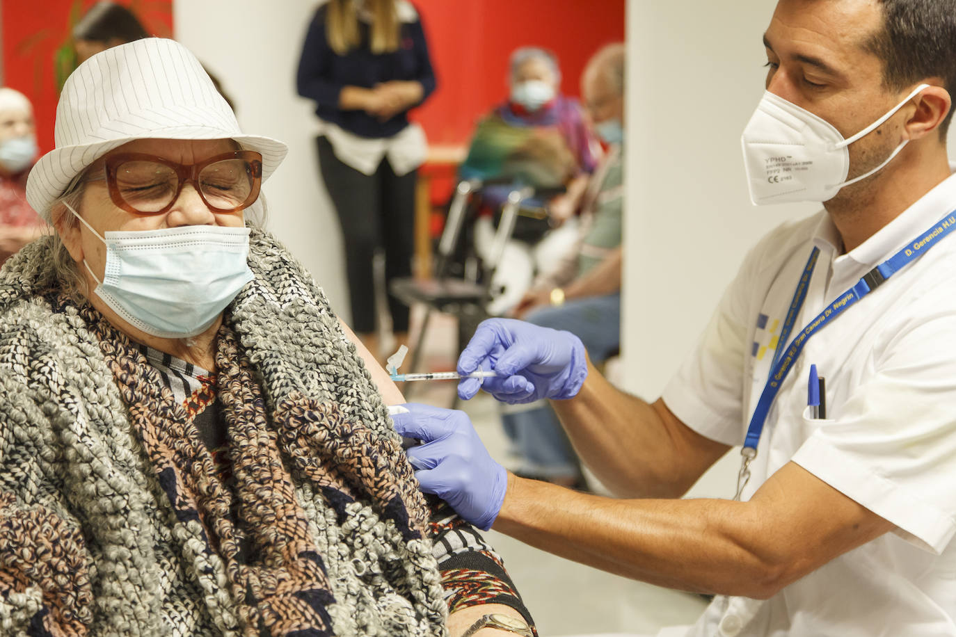 Fotos: El centro sociosanitario El Pino acoge la administración de la segunda dosis de la vacuna