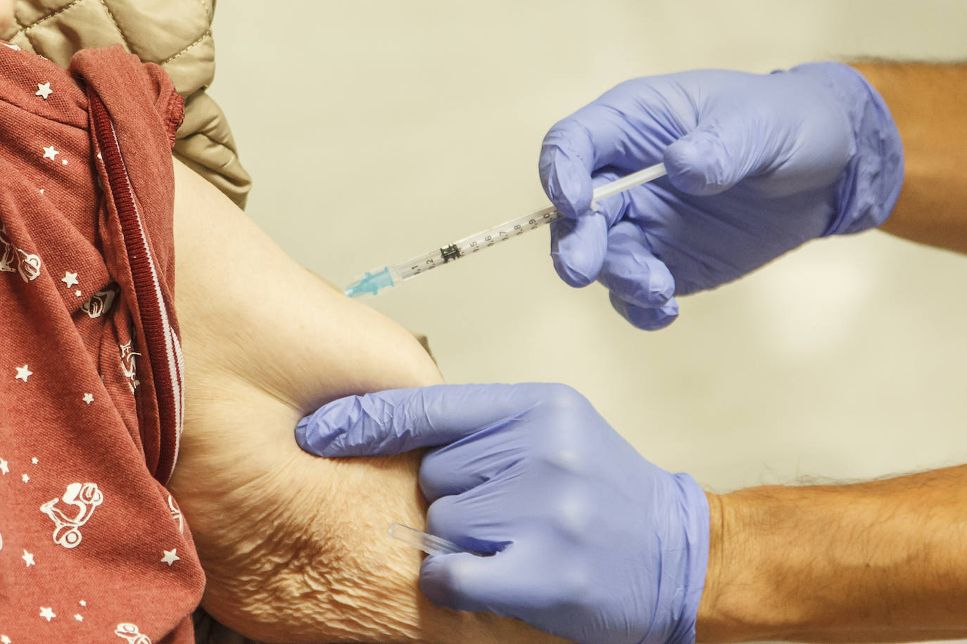 Fotos: El centro sociosanitario El Pino acoge la administración de la segunda dosis de la vacuna