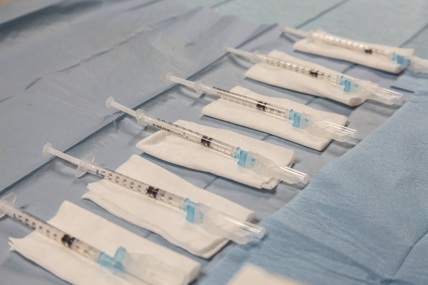 Fotos: El centro sociosanitario El Pino acoge la administración de la segunda dosis de la vacuna