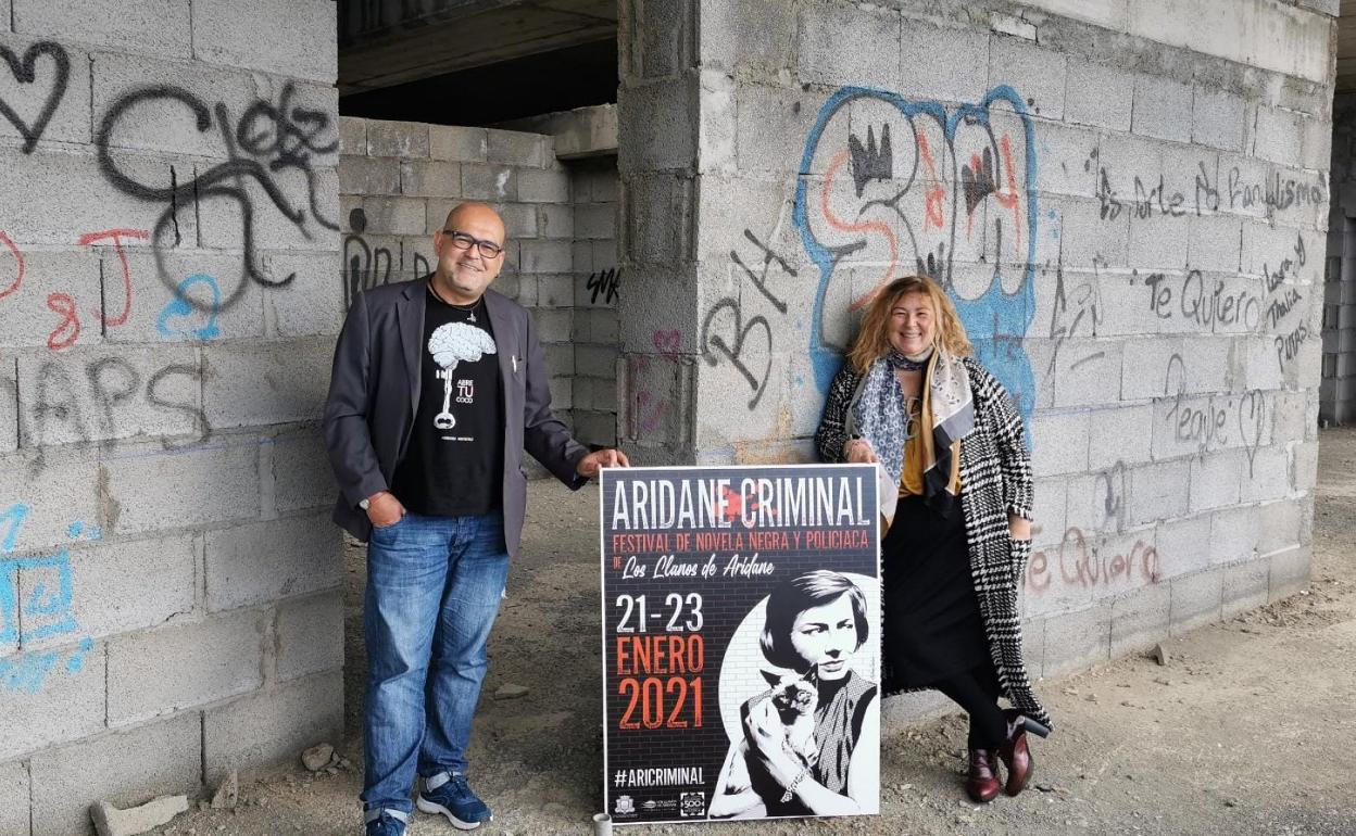 Alexis Ravelo, director de Aridane Criminal, junto a Charo González, concejal de Cultura de Los Llanos de Aridane. 