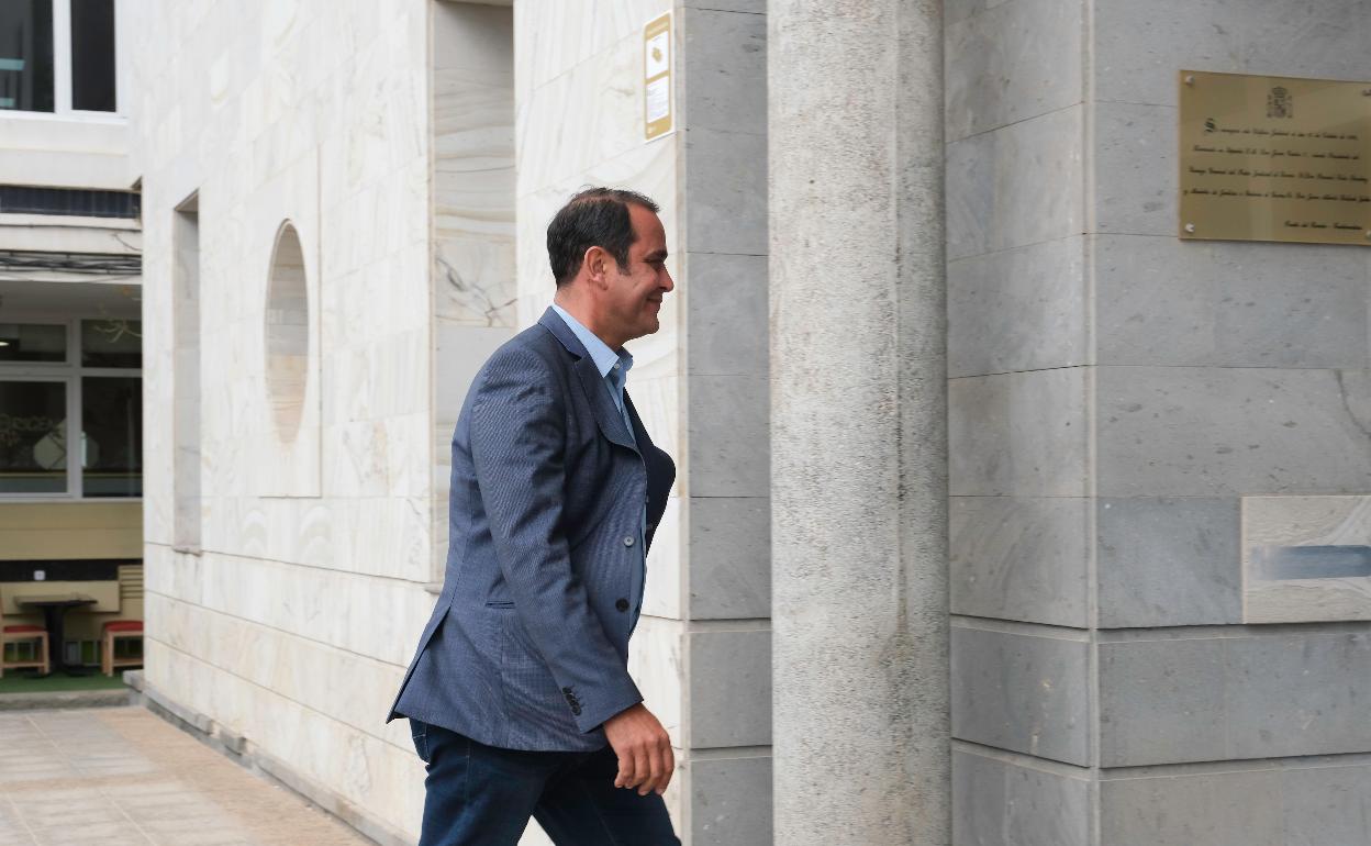 Blas Acosta, entrando en los juzgados principales capitalinos por otro caso. 