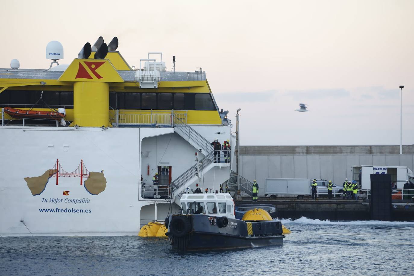 Fotos: Imágenes del ferri averiado, camino al puerto de La Luz