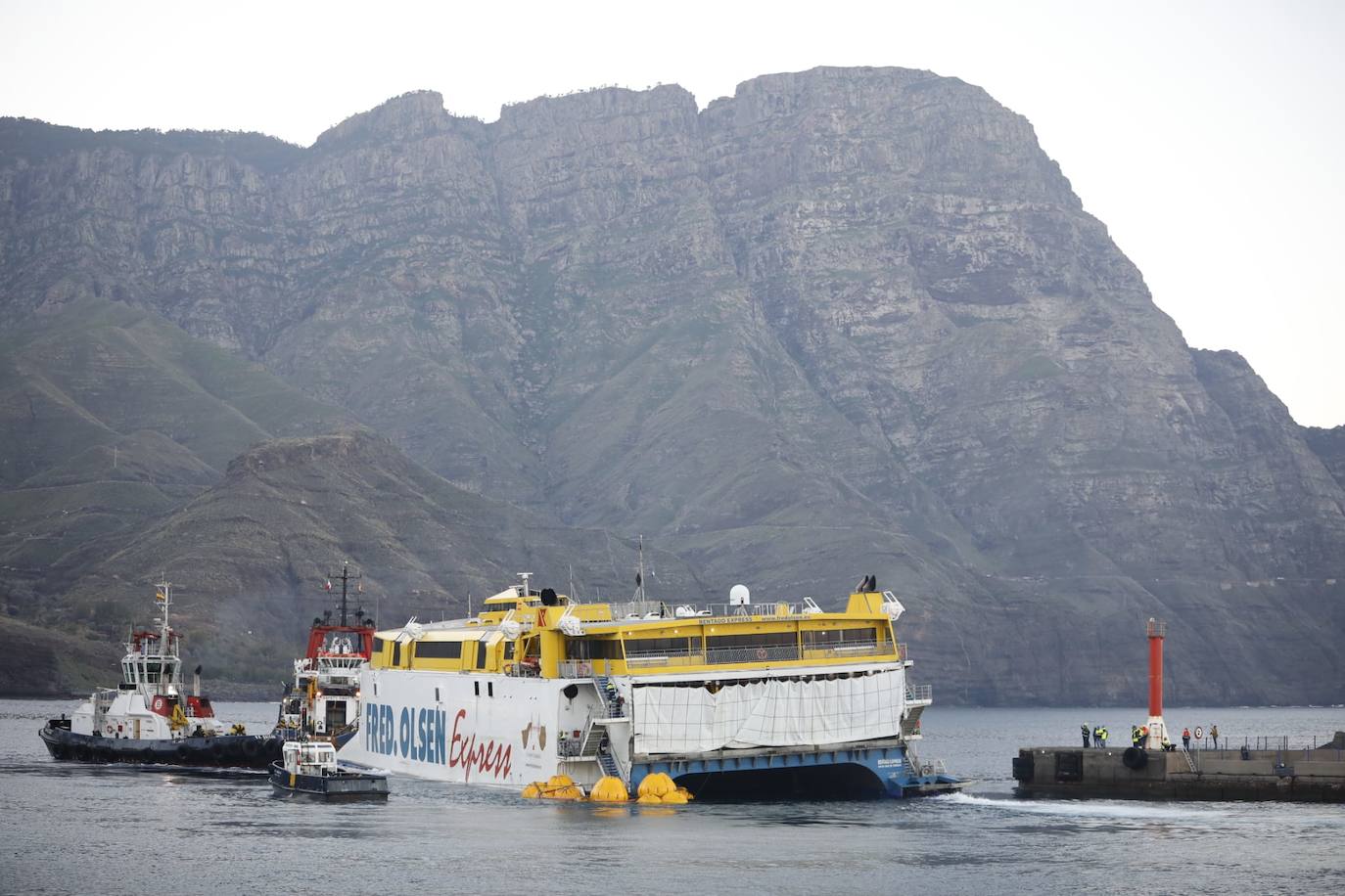 Fotos: Imágenes del ferri averiado, camino al puerto de La Luz