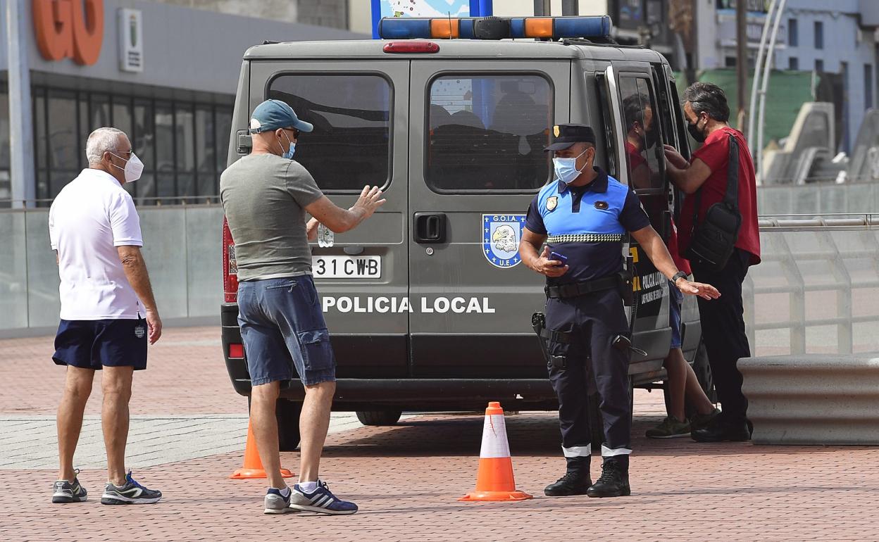 Imagen de archivo de controles de la Policía Local en Las Canteras el pasado verano. 