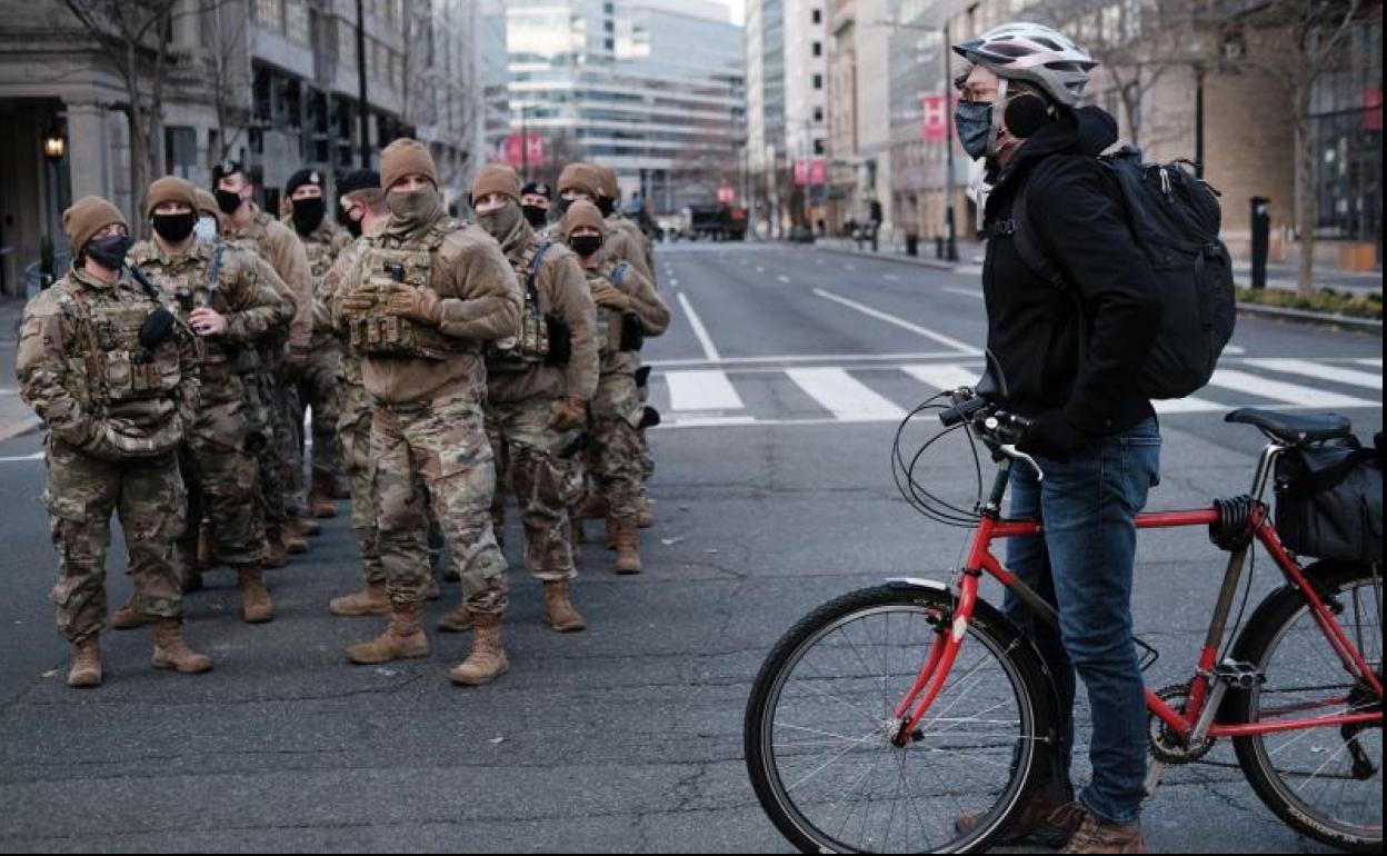 Un escuadrón de la Guardia Nacional se despliega por el centro de la ciudad.