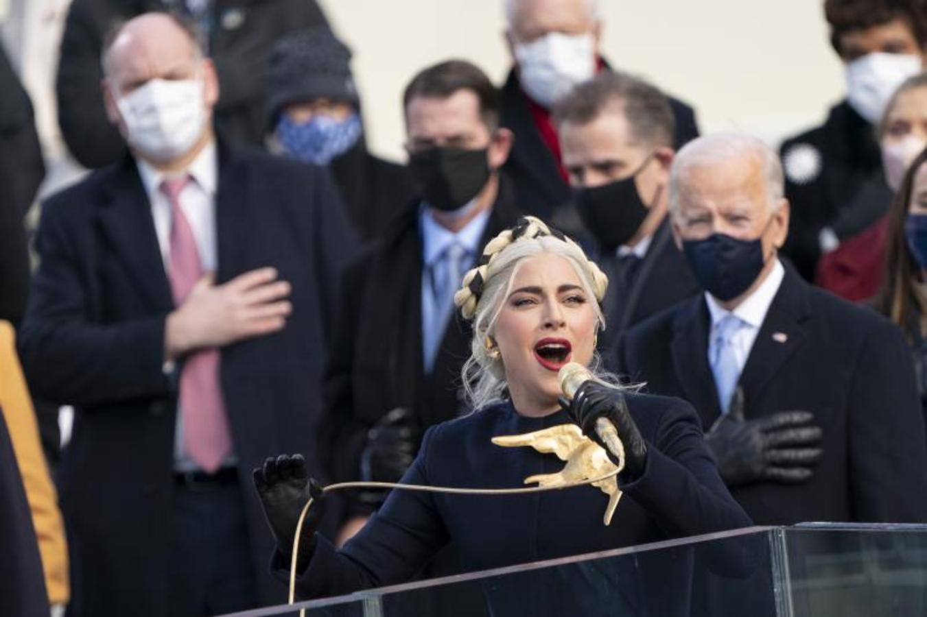 Lady Gaga entona el himno de Estados Unidos durante la toma de posesión. 