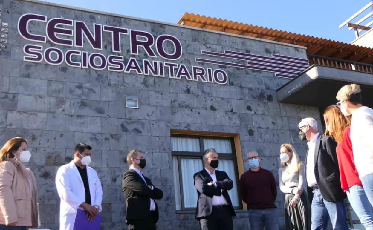 Torres visita el Centro Sociosanitario de Echedo
