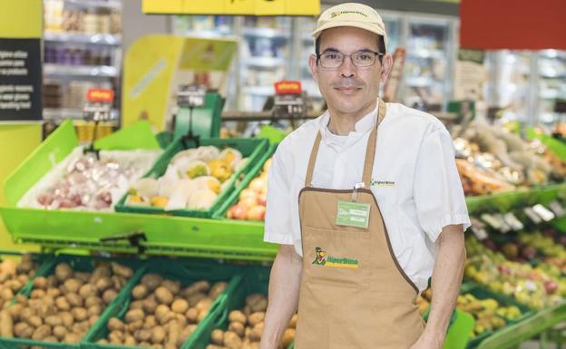 Carlos Román lleva 24 años en HiperDino y es el jefe de frutería de la tienda de Cronista Navarro, en Gran Canaria
