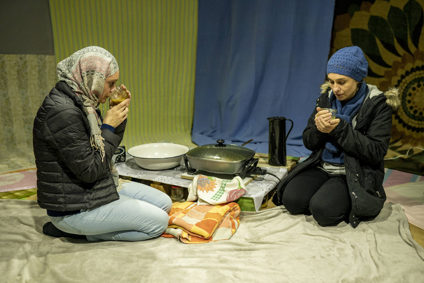 Las dos actrices durante un momento del montaje. 