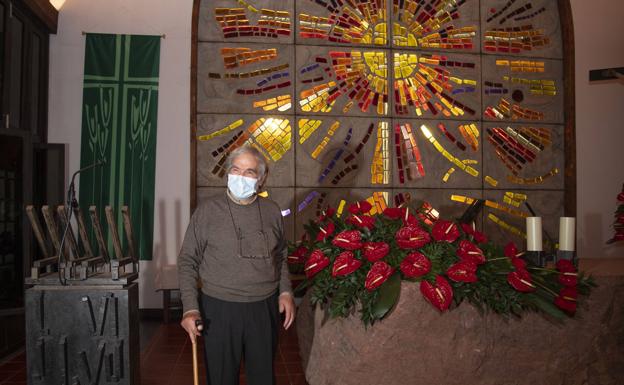 Juan Antonio Giraldo posa con dos de sus obras, el ambón y la vidriera de la capilla central del templo. 