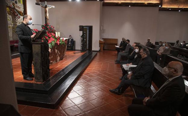 El rector del templo, Eloy Santiago, pronuncia un discurso de bienvenida. 