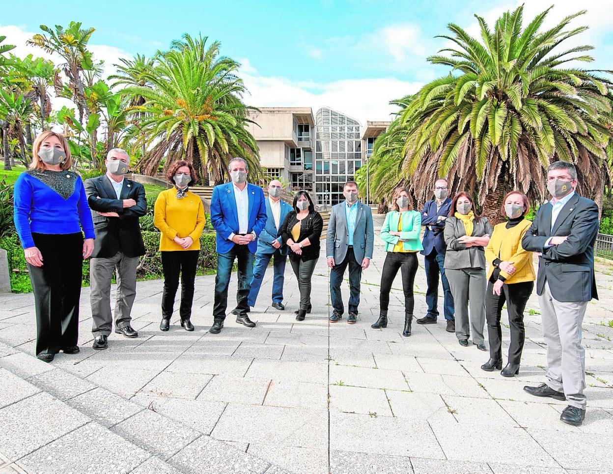 El equipo que encabeza Rafael Robaina para las elecciones al rectorado de la ULPGC. De izquierda a derecha, Eulalia Gil, Antonio S. Ramos, Ángeles Perera, Rafael Robaina, Gerardo Dlegado, Rosa Batista, José Miguel Doña, Milagros Rico, José Pablo Suárez, Rosa Rodríguez. María Jesús García y Richard Clouet. 