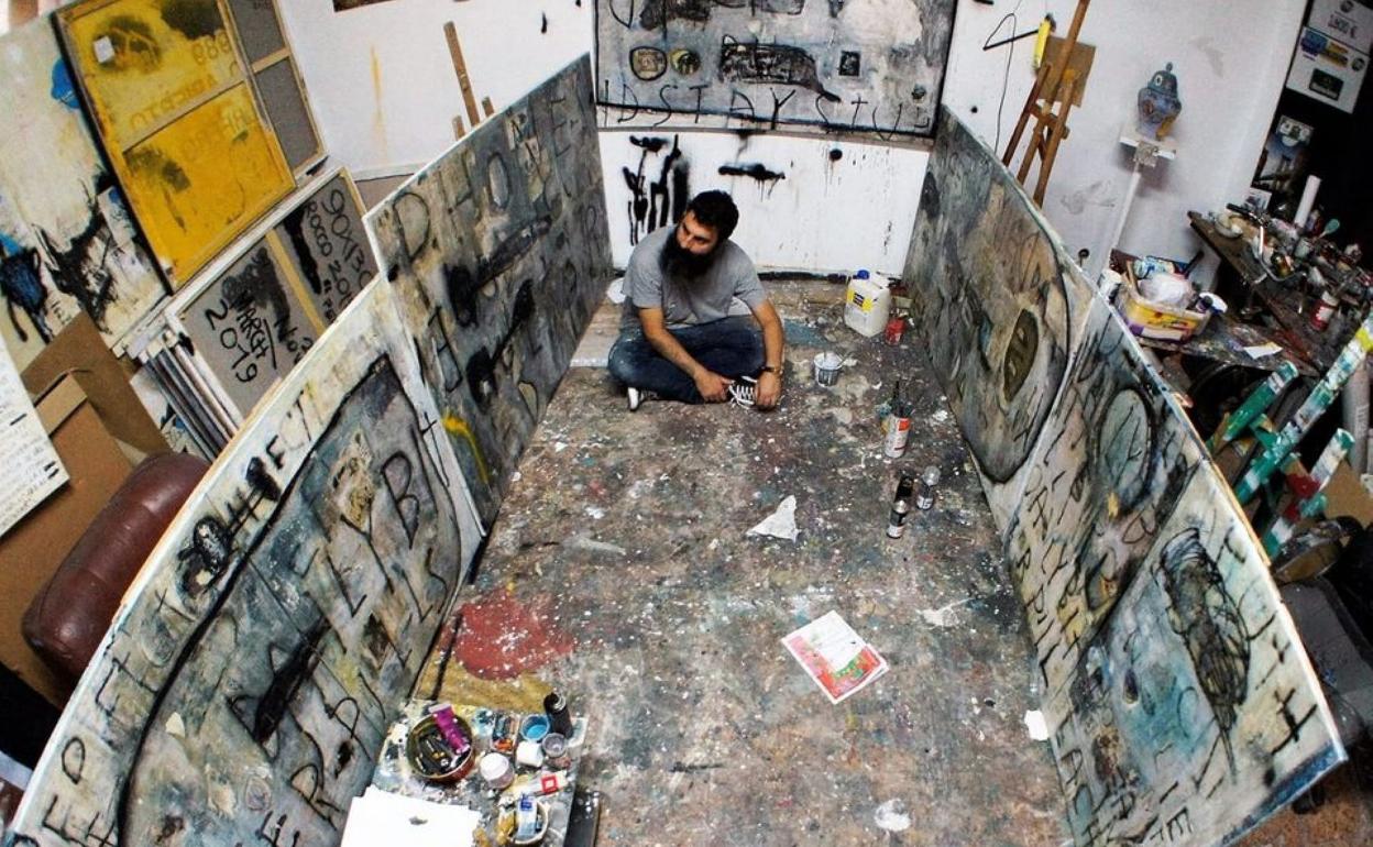 Rocco Cardinale sentado en el centro de su estudio.