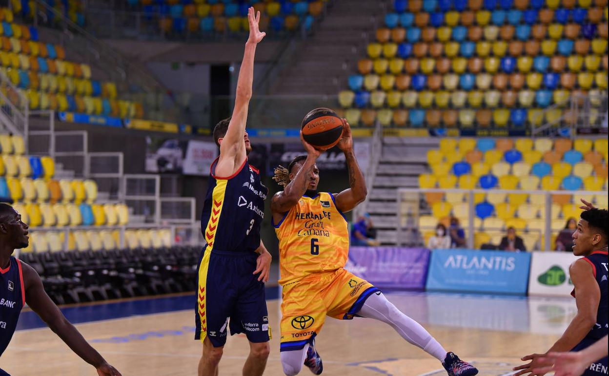 Albicy intenta superar a Paulí en una imagen del encuentro de la ACB de este curso. 