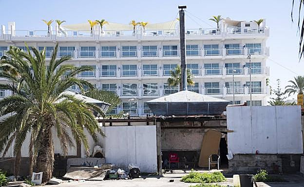 En primer término, uno de los locales abandonados. En contraste, detrás, un renovado hotel, parte de cuyas habitaciones tienen como vista este espacio deteriorado. 