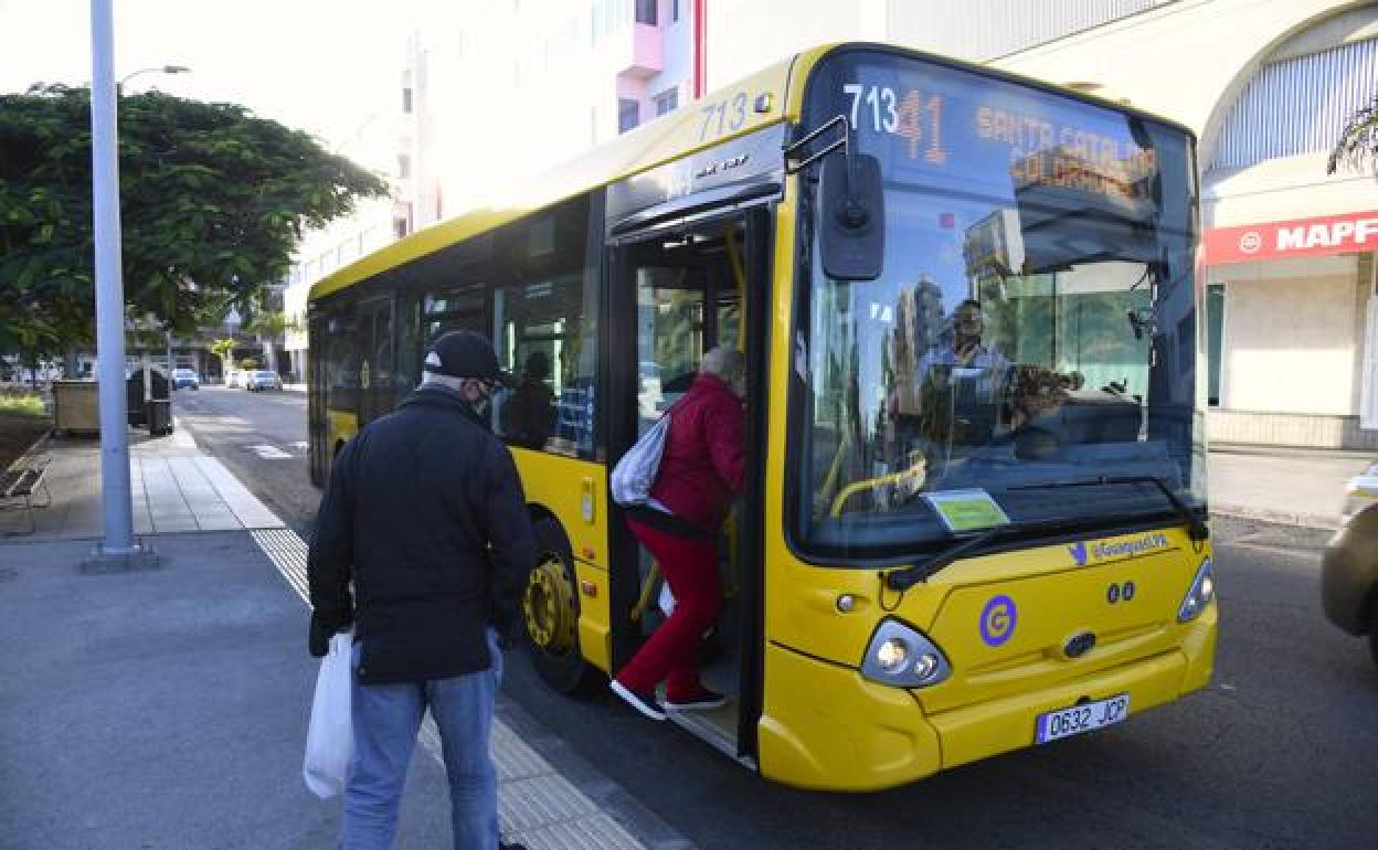 Usuarios de Guaguas Municipales se suben a un vehículo de la compañía. 