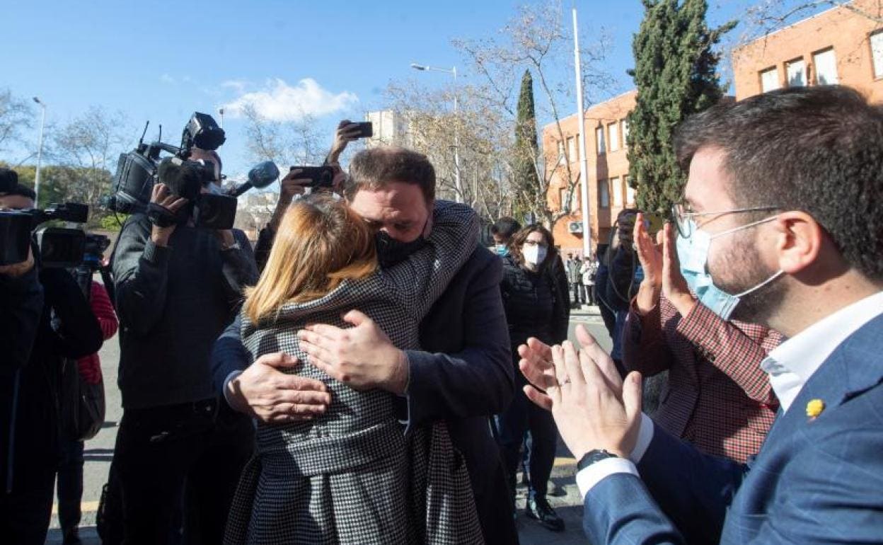 La ex presidenta del Parlament, Carme Forcadell, sale de la prisión Wad-Ras donde la esperan el presidente de Esquerra Republicana, Oriol Junqueras (c) y el candidato a la presidencia de la Generalitat, Pere Aragonés.