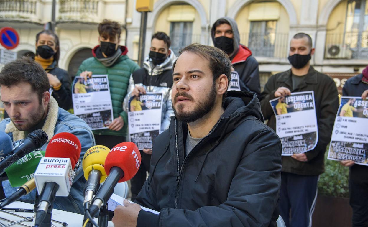 El rapero, Pablo Rivadulla Duro, conocido musicalmente como Pablo Hasel, responde a los medios en una rueda de prensa convocada tras la orden de su ingreso en prisión, en Lleida.