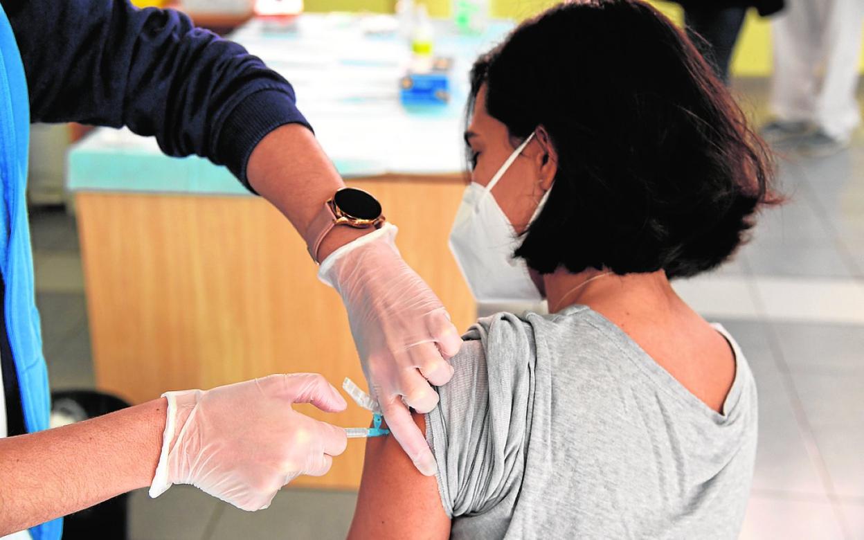 Una sanitaria inocula la vacuna a una trabajadora del centro de salud de Escaleritas. 