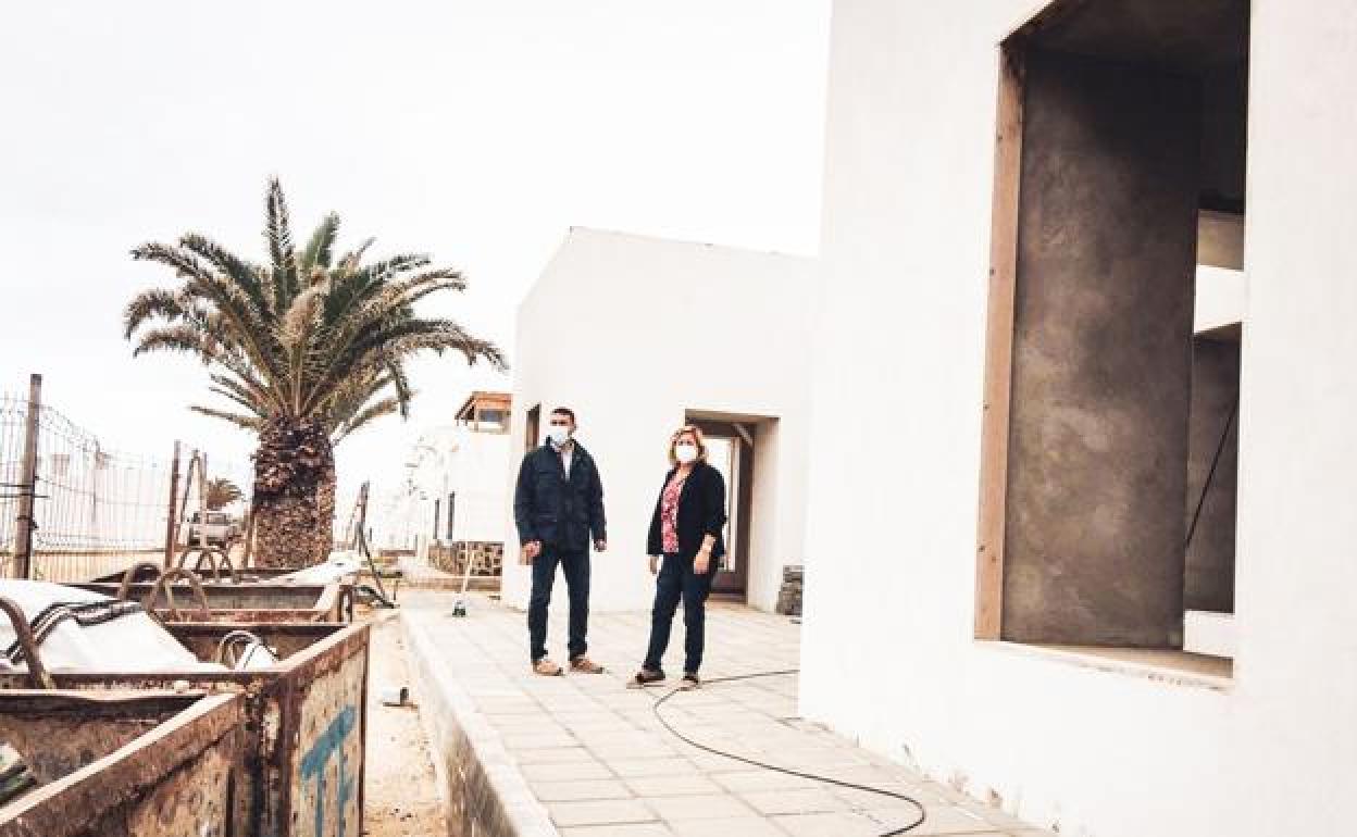 Oswaldo Betancort, alcalde, y Alicia Páez, concejala, visitando el edificio pendiente de remate. 