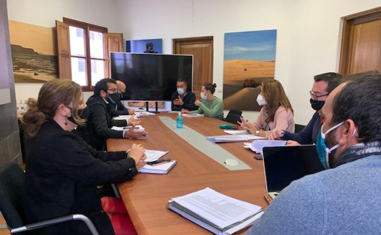 El consejero Manuel Hernández, con los portavoces de los partidos, en la tercera reunión de la hoja de ruta del presupuesto. 