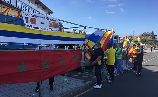 La organización montó un set adornado con varias banderas, enttre las que destacaban una marroquí y otra canaria.