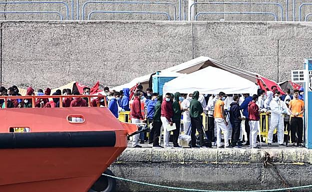 Se autoriza el traslado de 1.000 inmigrantes vulnerables a la península