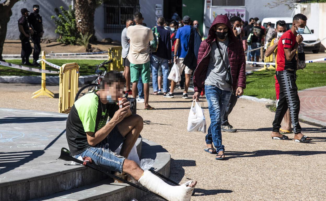 Imagenes de las colas en el comedor de Cáritas en San Fernando de Maspalomas. 