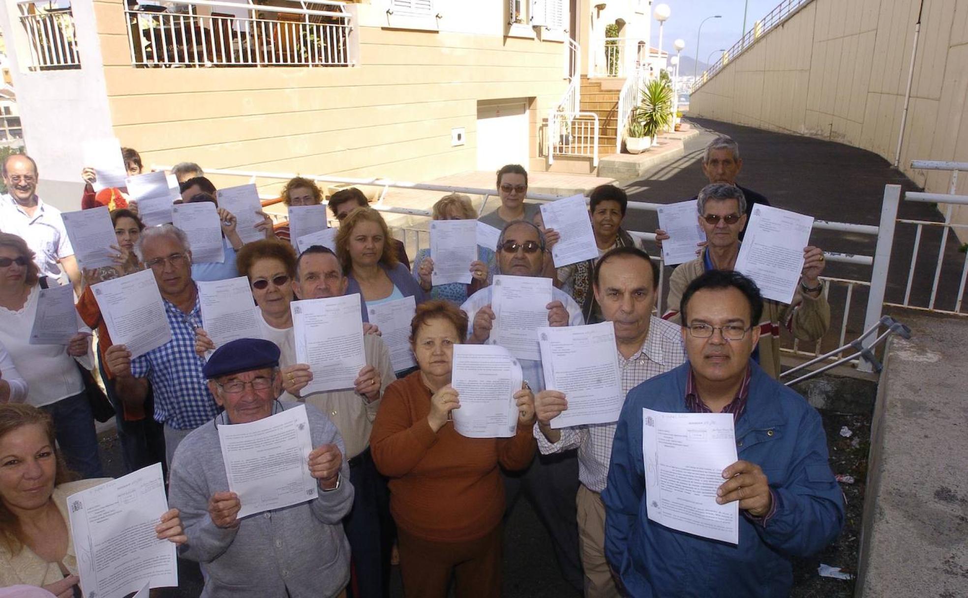 Matías Dávila, el primero por la derecha, junto a vecinos de Maestro Rodó, en una protesta para que abrieran su calle. Muchos no pudieron disfrutar de su victoria.. 