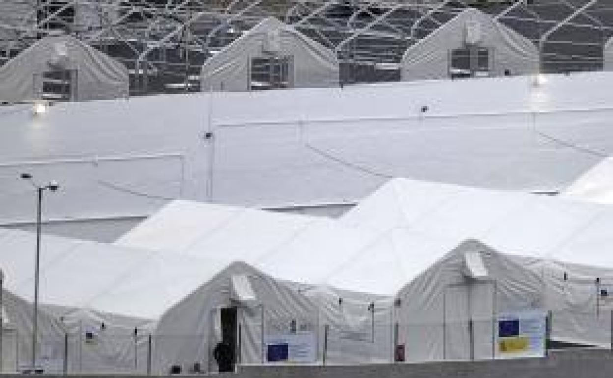 Campamento de acogida de inmigrantes en La Isleta 
