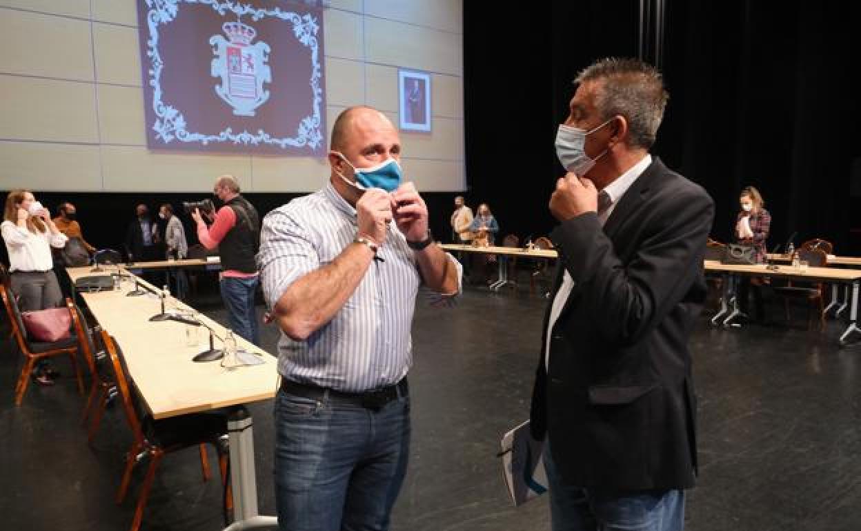 Sergio Lloret (AMF) y Claudio Gutiérrez (PP), en el último pleno. 