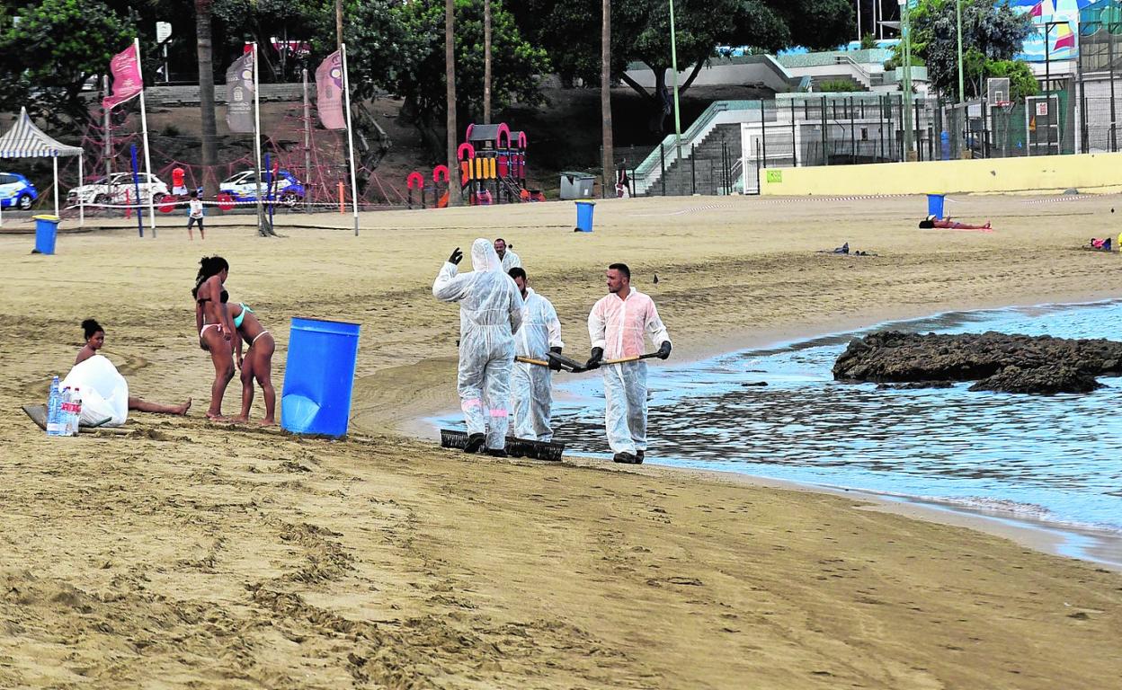 Trabajos de limpieza en la playa por el vertido en el año 2016. 