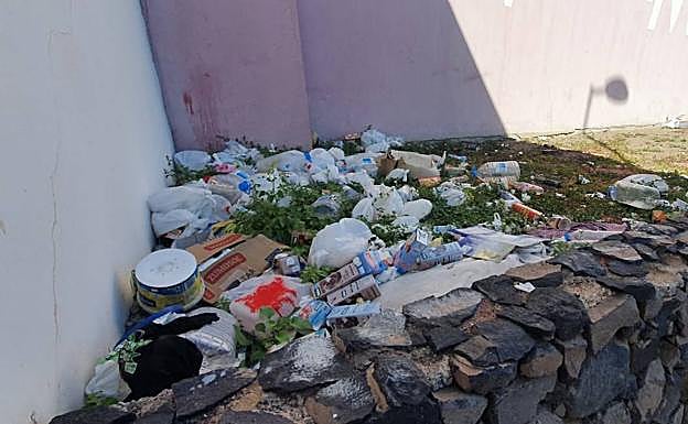 Restos de basura en un parterre. 