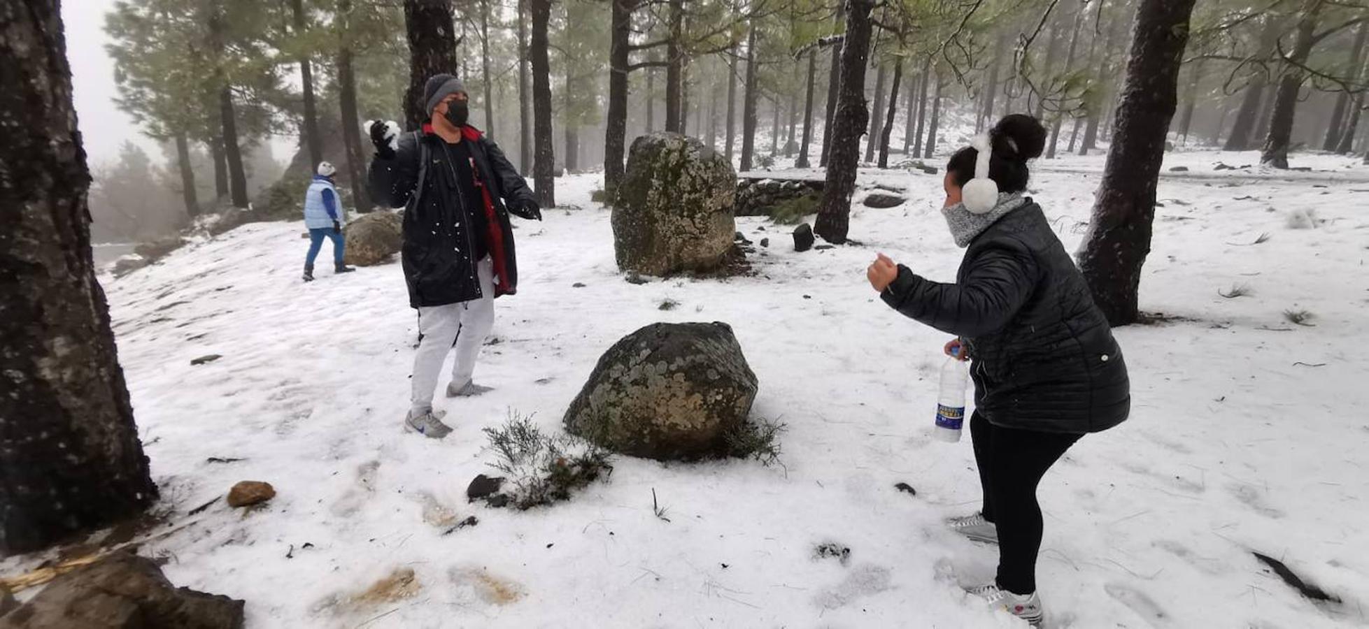 Fotos: Lleno en la cumbre en busca de la nieve