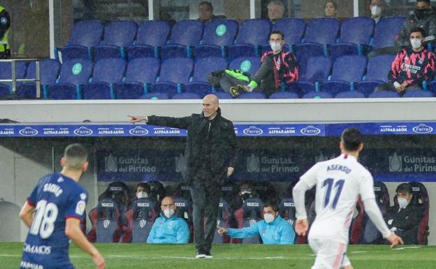 Zinedine Zidane da indicaciones durante el partido ante el Huesca. 