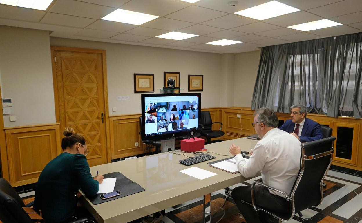 Imagen de archivo de una reunión del presidente del Gobierno, Ángel Víctor Torres (c), el vicepresidente Román Rodríguez, y la consejera Noemí Santana, con Fecam. 