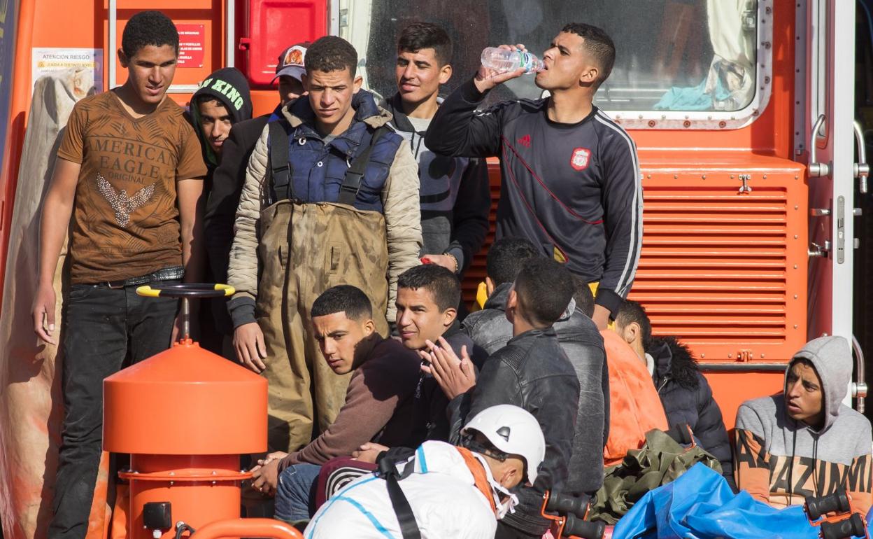 Los números continúan creciendo conforme sigue llegando pateras. 