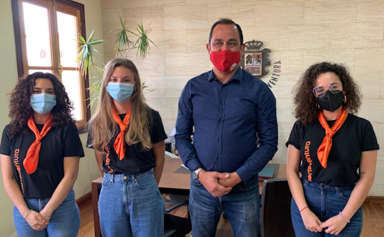 Las tres nuevas promotoras y el presidente Blas Acosta,