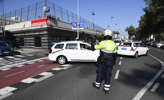 Un policía regula la última protesta de taxis en la ciudad para demandar los días libres. 