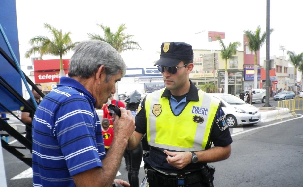 Imagen de archivo de una actuación de la Policía Local en la calle. 