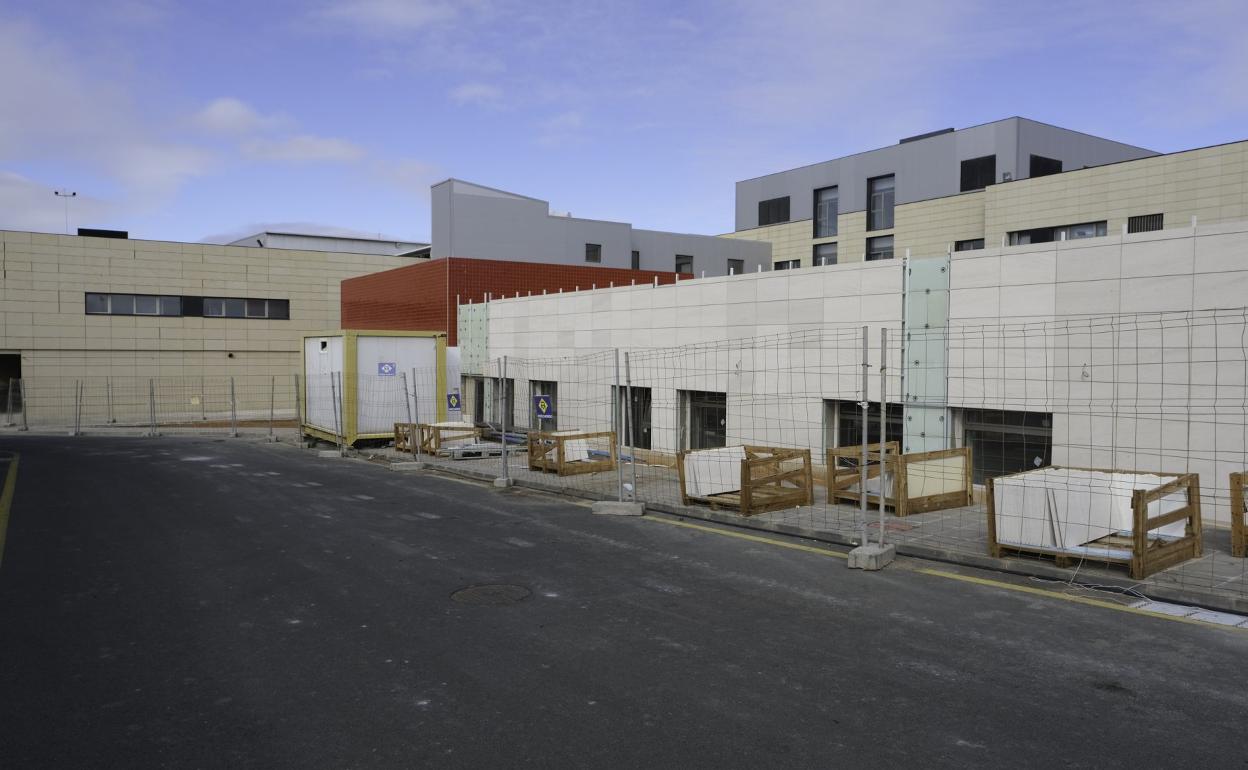 La obra del búnker -en rojo- está terminada desde hace tiempo y a falta de equipos. 