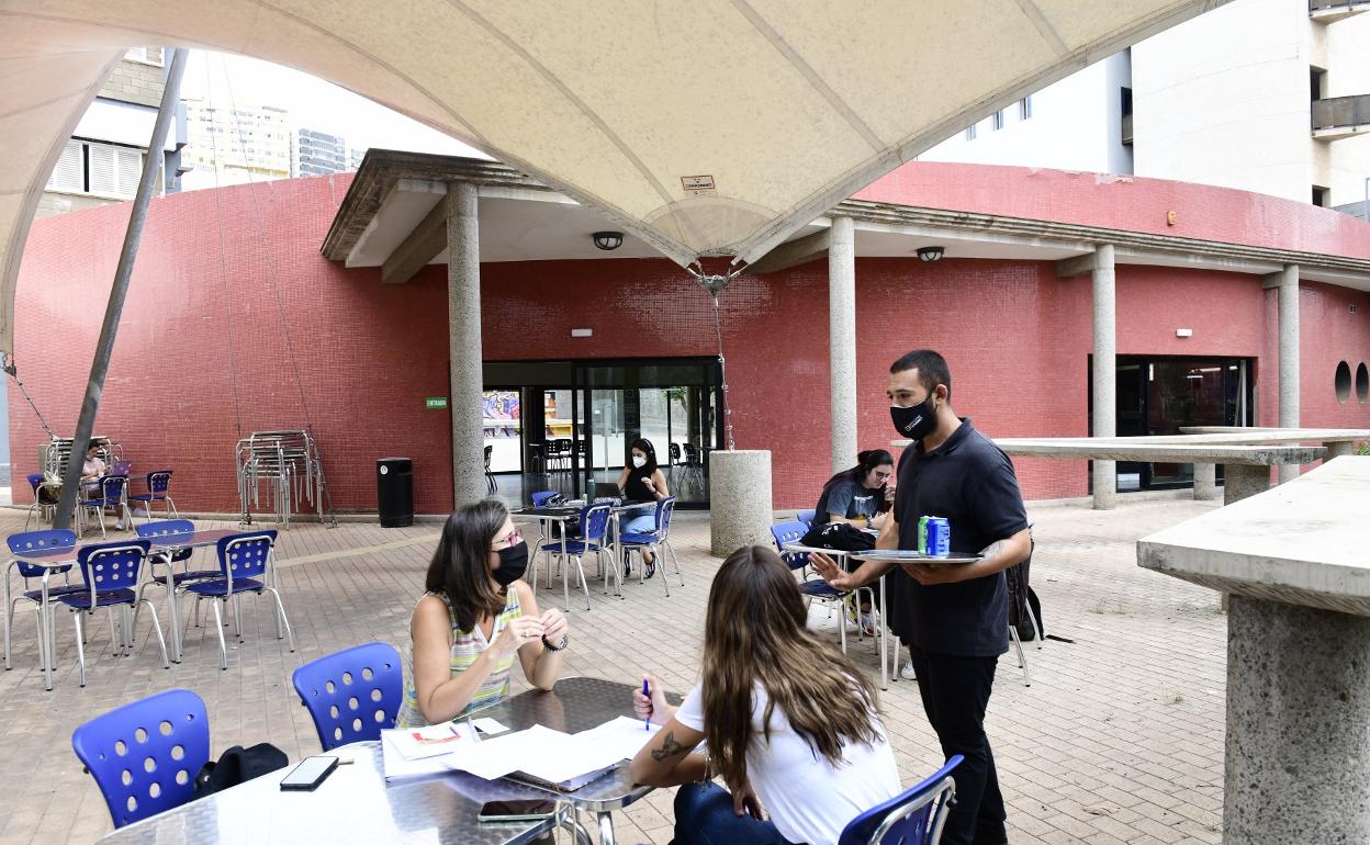 Estudiantes de la ULPGC en la cafetería del campus del Obelisco. 
